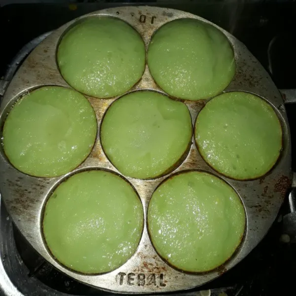 Panaskan cetakan bingka lalu oles dengan  minyak goreng. Tuang adonan bingka lalu panggang hingga matang. Tutup cetakan dengan tutup panci agar bingka cepat matang.