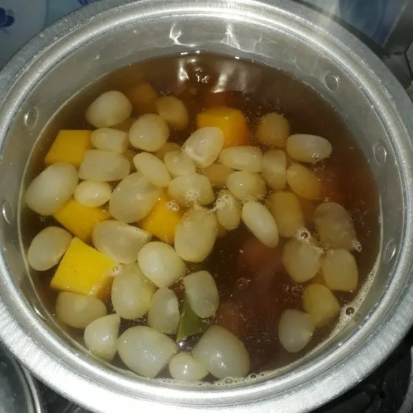 Setelah labu setengah matang masukkan gula merah, gula pasir, dan garam.