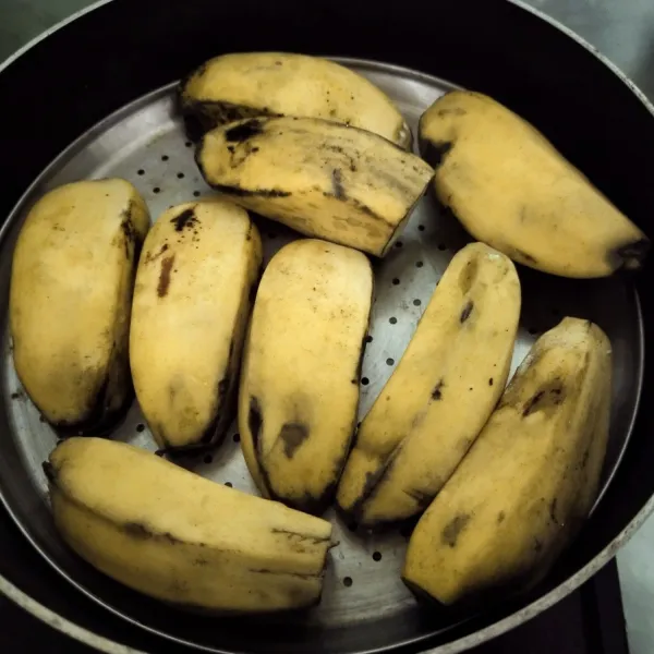 Langkah yang selanjutnya kukus pisang sampai matang