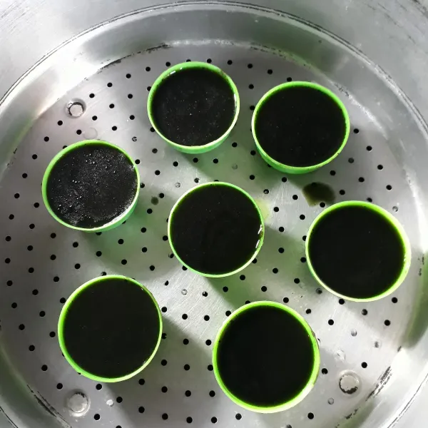 Tuang adonan hijau dan hitam secara bergantian hingga cetakan penuh lalu kukus selama 15 menit / hingga matang sempurna.