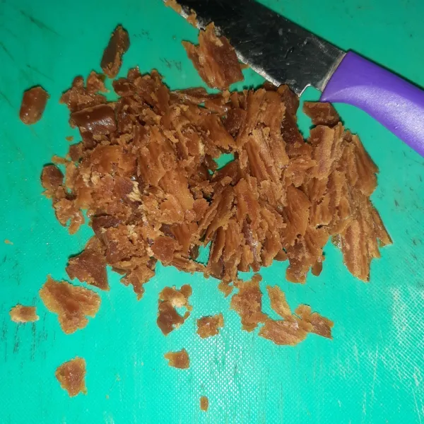 Sisir gula merah menggunakan pisau. Sisihkan.