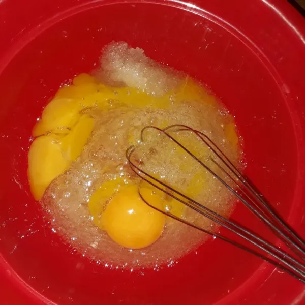 Kocok gula, telur dan vanili bubuk dengan wisker hingga gula larut.