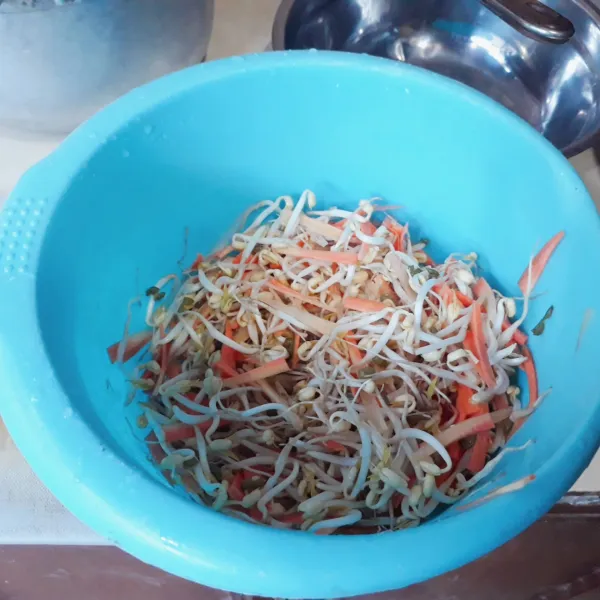 Potong korek api wortel. Cuci bersih wortel & tauge.