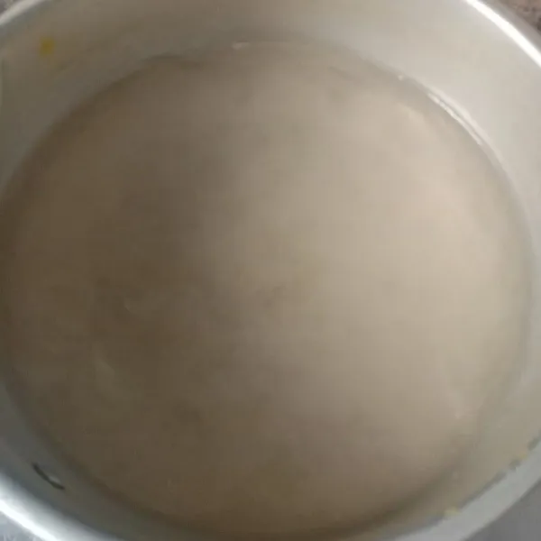 Masak bahan jelly kecuali pewarna sampai mendidih.