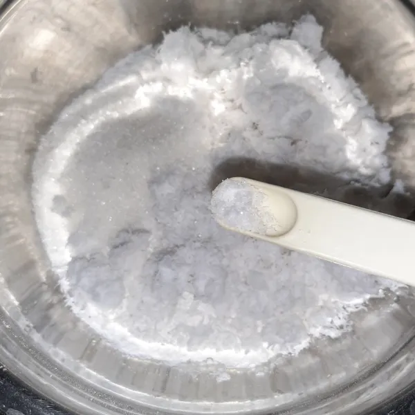 Aduk rata kelapa parut, tepung beras, garam, gula pasir. Usahakan menggunakan kelapa yang masih agak basah agar adonan tidak terlalu kering. Kalau kelapanya sangat kering, boleh ditambah 1 sdm air. Aduk hingga rata dan bentuknya berpasir.