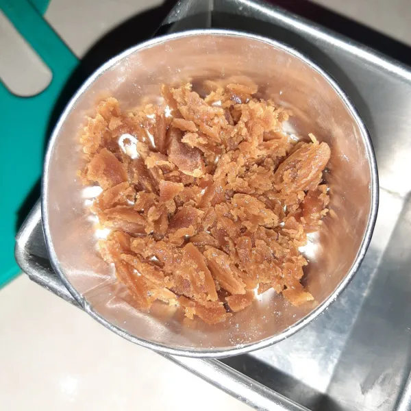 Tambahkan gula merah. Lalu tutup lagi dengan adonan putih. Kalau cetakannya besar, boleh dibuat menjadi beberapa lapis. Ingat, tidak perlu ditekan, cukup dipastikan adonannya penuh.