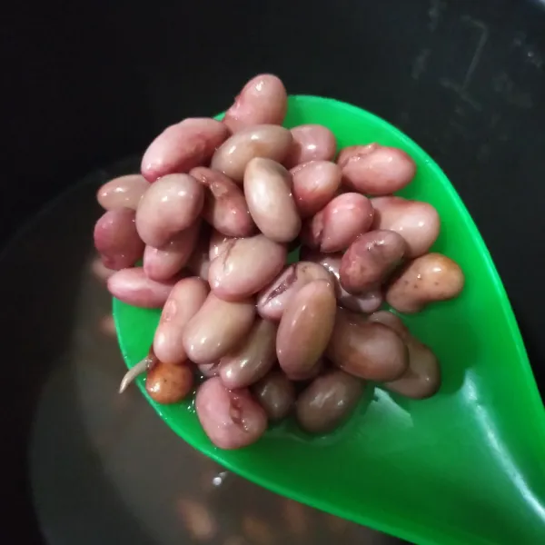 Rebus kacang sampai matang. Setelah matang, ambil sebagian kacang merah. Lalu blender hingga halus, masukkan kembali dalam air rebusan.