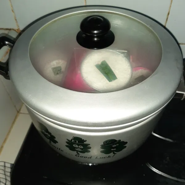 Kukus dengan api sedang selama 30 menit.