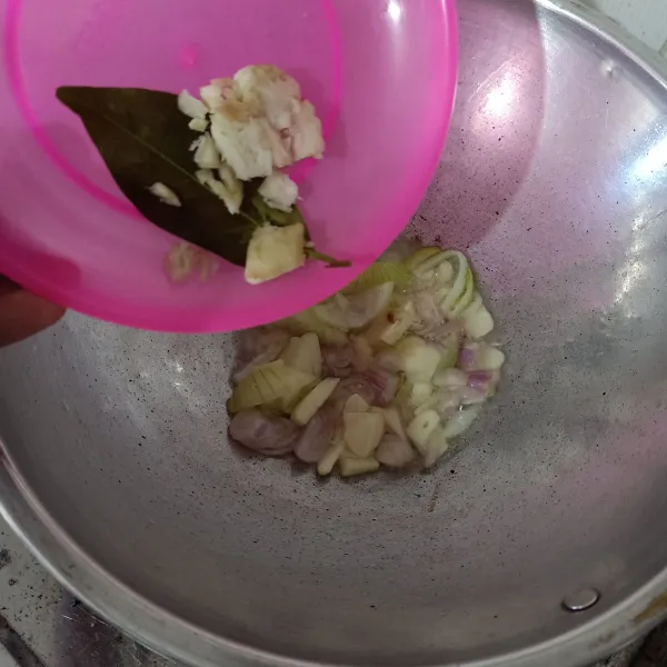 Tumis bawang putih dengan sedikit minyak sampai kekuningan lalu masukkan bawang merah dan bombay, aduk rata. Tambahkan lengkuas dan daun salam, tumis sampai harum.