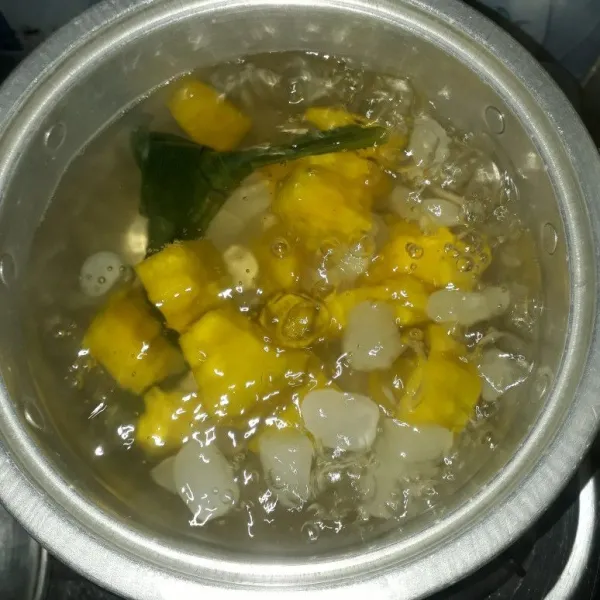 Rebus air hingga mendidih, lalu masukkan labu, kolang-kaling, dan daun pandan yang disimpulkan.