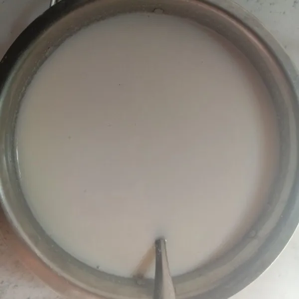 Campur air kelapa, kental manis dan larutan santan. Aduk rata. Masukkan kulkas.