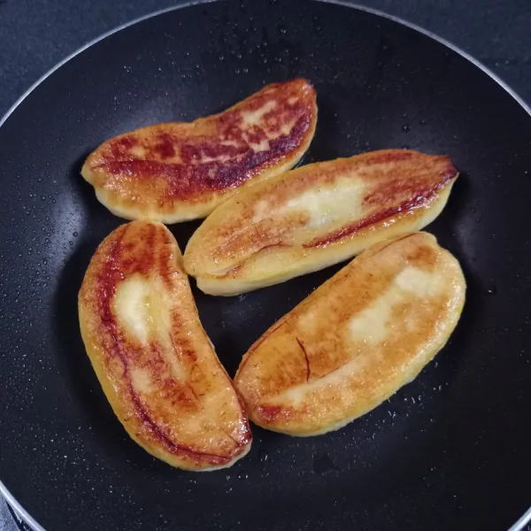 Lelehkan margarin diatas teflon kemudian letakkan pisang. Panggang sampai kecoklatan. Angkat dan sisihkan.