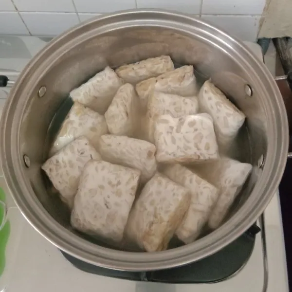 Masukkan tempe sampai terendam.
