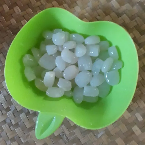 Cuci bersih kolang kaling dengan air mengalir, lalu tiriskan.