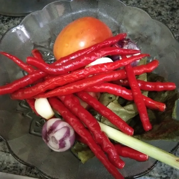 Cuci bersih bumbu, tiriskan kemudian haluskan bumbu halus bawang merah, bawang putih, cabe merah keriting dan tomat