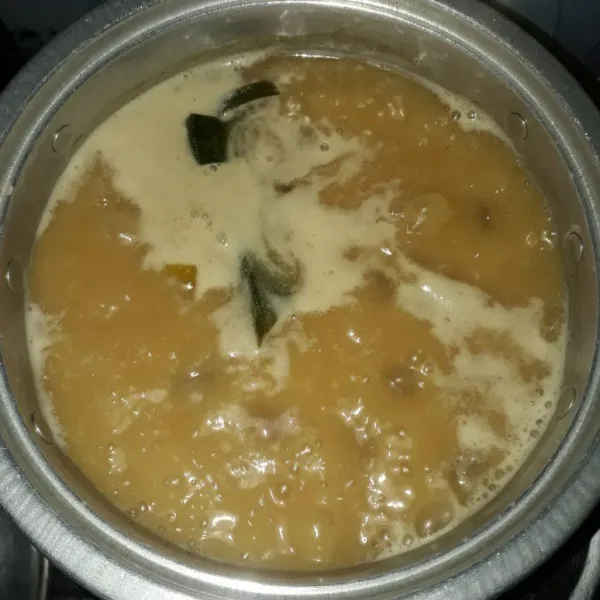 Masak kolak hingga mendidih dan labu matang.