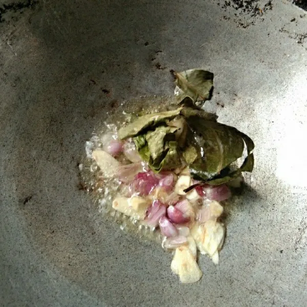 Tumis bawang putih, bawang merah dan daun salam hingga harum