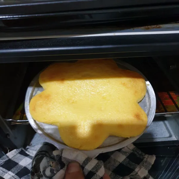Panggang adonannya di oven dengan suhu 200℃ dengan api bawah dan atas selama 30 sampai dengan 40 menit, lalu diangkat dan diamkan 30 menit sebelum dihias.