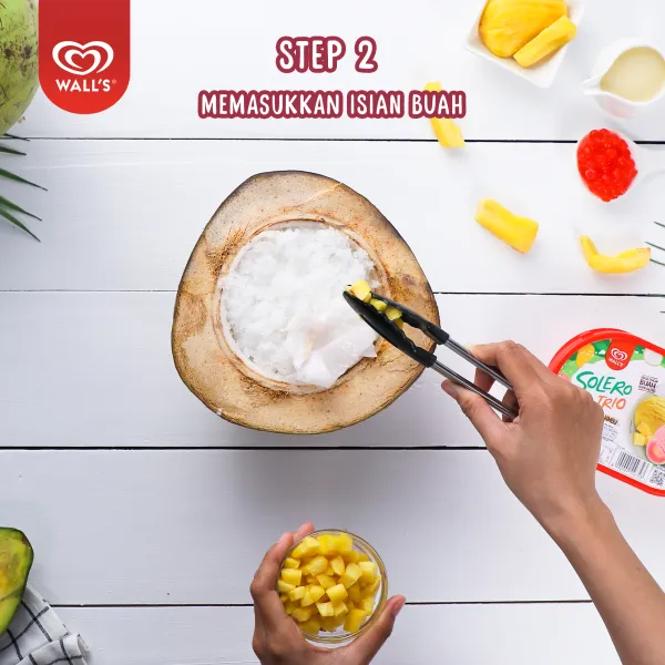Lalu susun potongan buah kelapa, nangka, alpukat, dan sagu mutiara.
