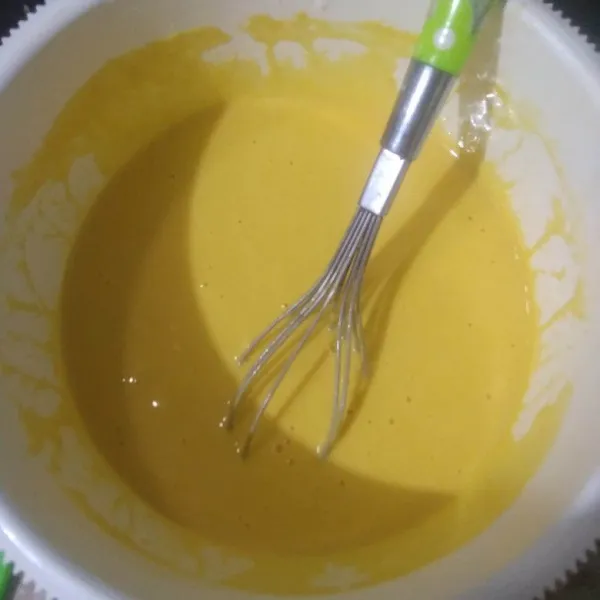 Setelah didiamkan selama 40-60 menit, masukkan margarin dan soda kue. Aduk rata.