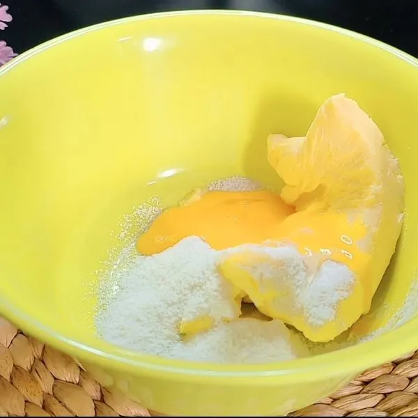 Campurkan margarin mix butter, gula dan kuning telur dengan whisk hingga lembut atau dengan mixer kecepatan rendah.