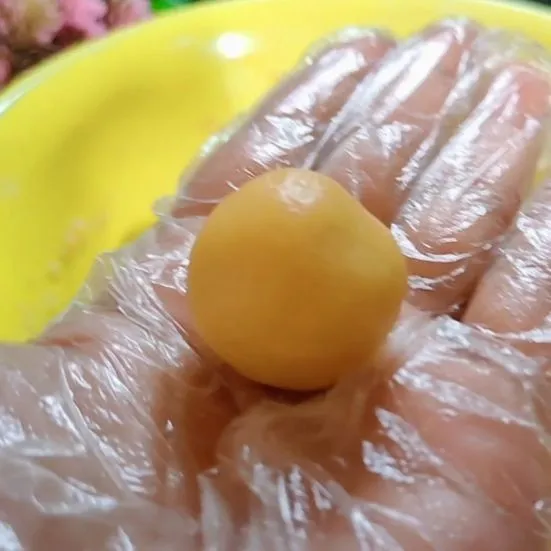 Ambil adonan sekitar 5 gram, beri isian selai nanas, bulatkan.