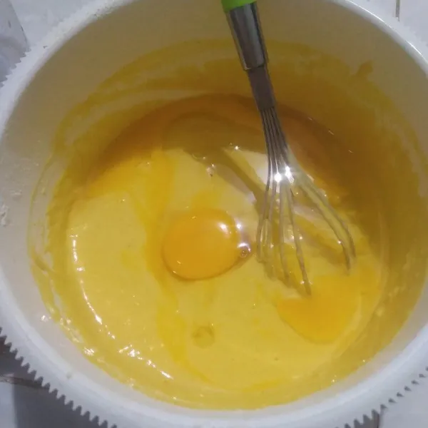 Masukkan telur, aduk rata dengan whisk hingga adonan licin.
