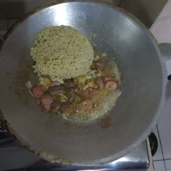 Masukkan mie yang sudah direbus sebelumnya