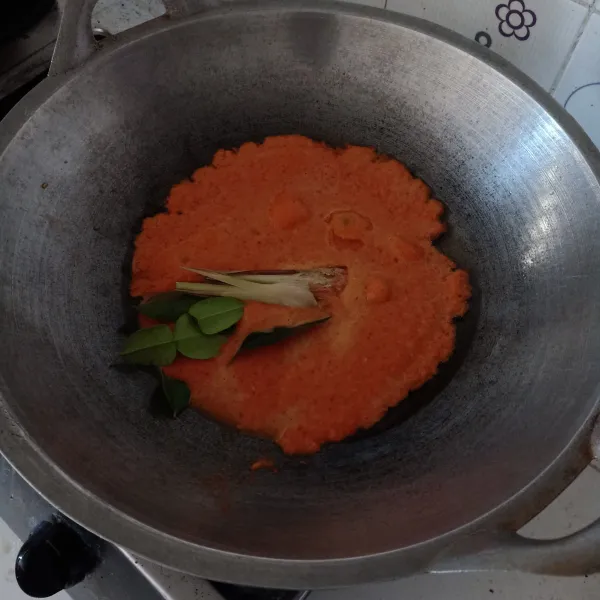 Tumis bumbu halus, daun jeruk, daun salam dan sereh dengan minyak goreng sampai matang dan harum.