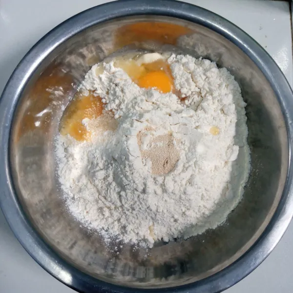 Campur tepung terigu,gula pasir,telur,ragi instan. Aduk rata. Tuang santan sedikit-sedikit. Aduk sampai tercampur rata.