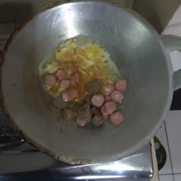 Masukkan bakso sapi, sosis lalu aduk