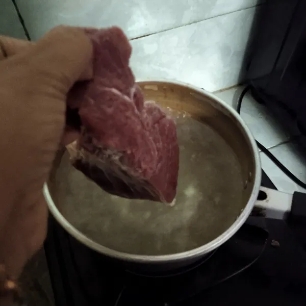 Didikan air dan masukkan daging masak sampai mendidih