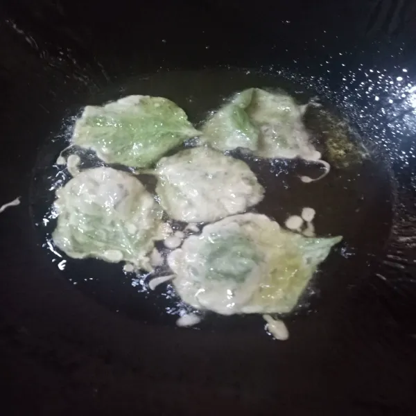 Panaskan minyak goreng bayam hingga berubah warna kecoklatan.