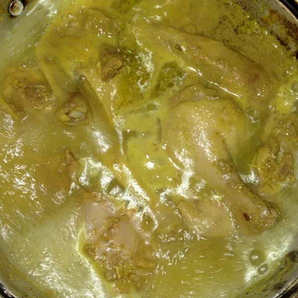 Masukkan bumbu halus beri garam, penyedap rasa biarkan hingga menyusut dan meresap.