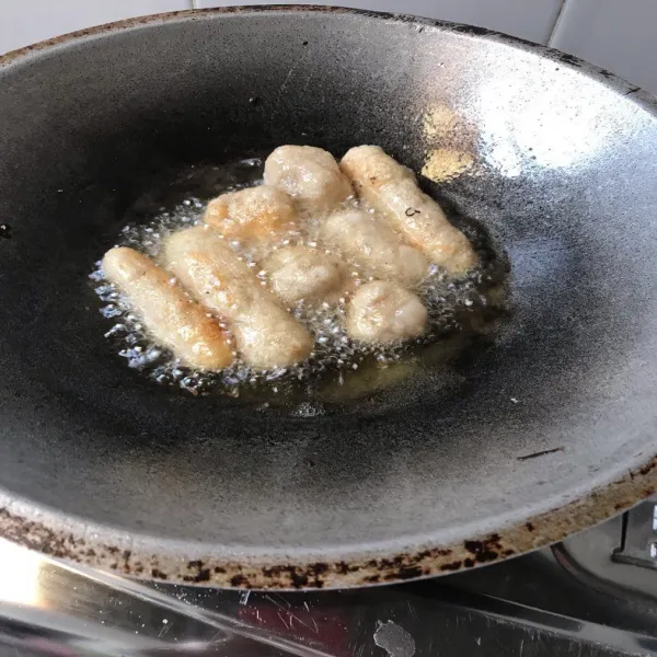 Goreng pempek dan sajikan bersama cuko