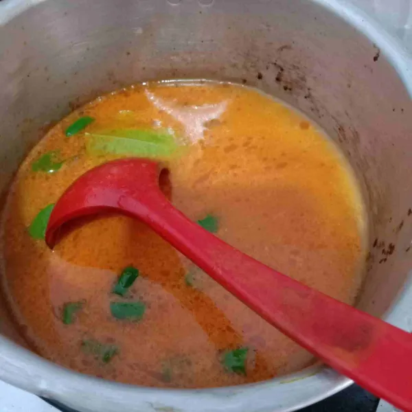 Panaskan minyak, tumis bumbu halus bersama cabe hijau, daun salam, daun jeruk dan laos hingga harum. Tambakan air dan kuah kaldu.