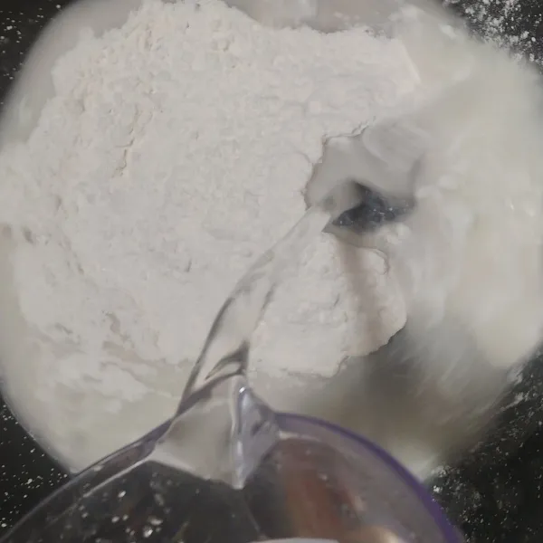 masukan tepung hunkwee kedalam panci dan tambahkan air.