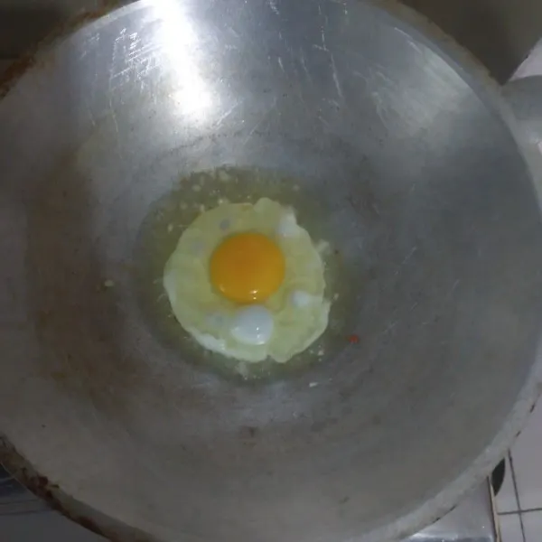 Panaskan wajan buat telur orak arik dan sisihkan
