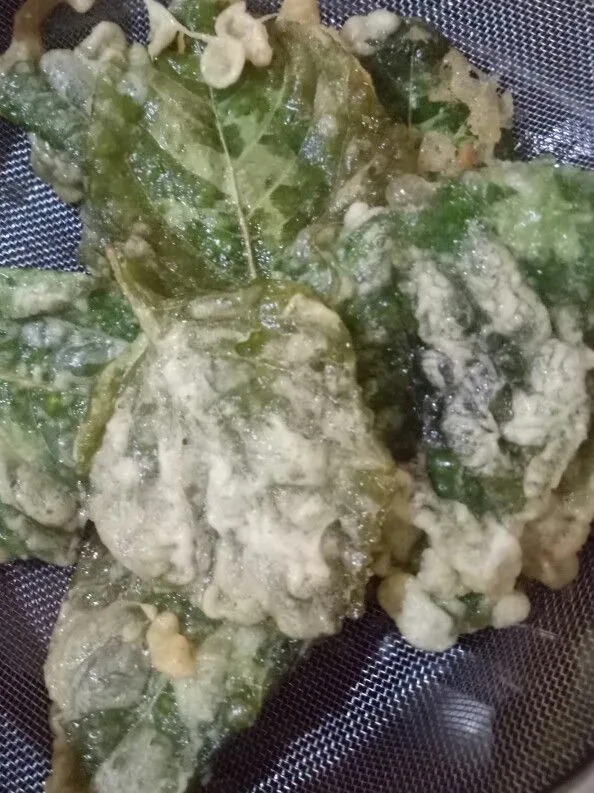 Angkat dan tiriskan dengan saringan biar minyak yang menempel berkurang.