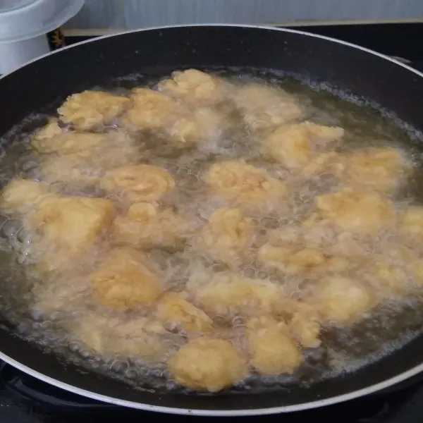 Panaskan minyak goreng. Goreng ayam sampai matang dan berwarna kuning keemasan. Ayam pok-pok siap untuk disajikan.