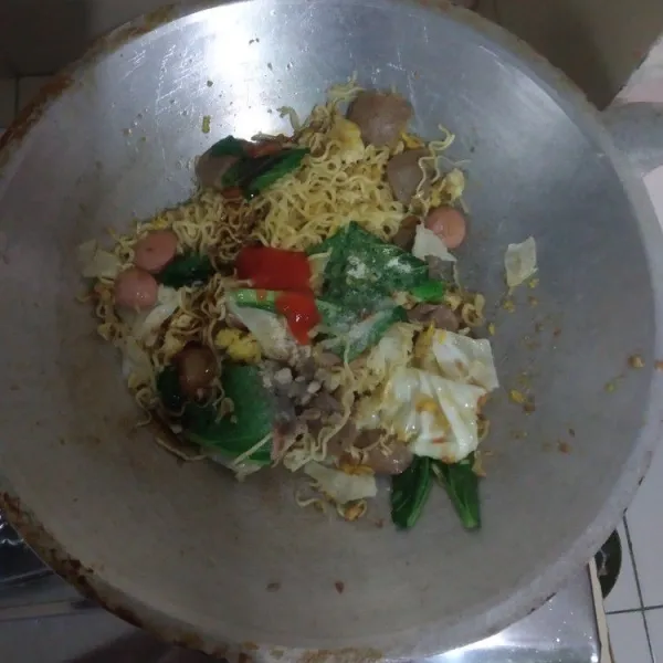 Beri garam, kaldu ayam, merica, saus sambal dan kecap manis aduk rata sampai bumbu tercampur rata lalu sajikan