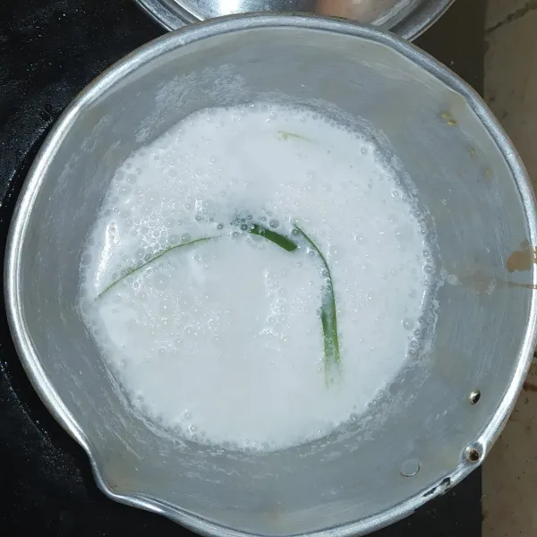 Sambil menunggu kacang, rebus bahan santan dengan api kecil sambil terus diaduk, sampai mendidih, angkat dan biarkan dingin