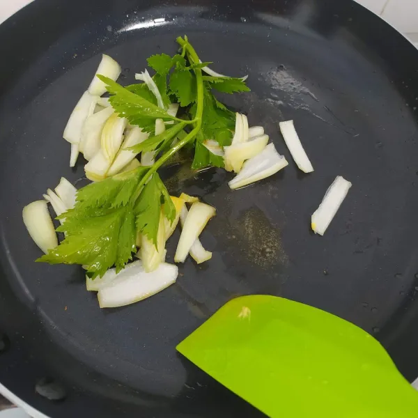 Panaskan margarin, tumis bawang bombay dan daun seledri hingga layu.