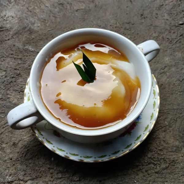 Dalam mangkuk tuang secukupnya bubur sumsum, beri secukupnya vla gula merah sajikan.