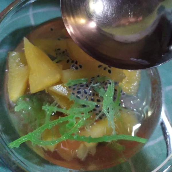 Lalu tuang dengan kuah manis podeng. Sajikan.