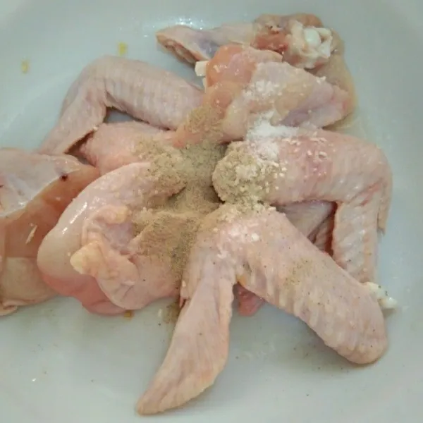 Marinasi ayam dengan garam, kaldu jamur dan merica bubuk lumuri hingga rata, diamkan 30 menit supaya bumbu meresap