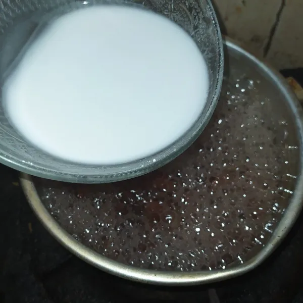 Setelah kacang empuk, masukkan gula merah dan gula putih aduk sampai larut, lalu masukkan larutan maizena, aduk cepat,