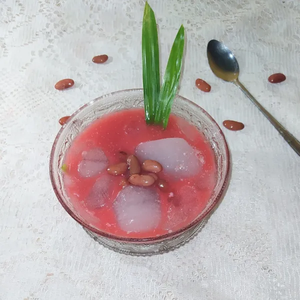 Siapkan mangkuk lalu tuang secukupnya sirup cocopandan lalu ambil secukupnya es serut (saya pake es batu) tambahkan kacang merah, santan dan susu kental manis serta skm coklat, sajikan