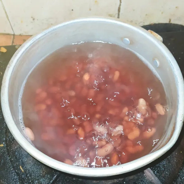 Rebus kacang merah sampai empuk bersama kayu manis