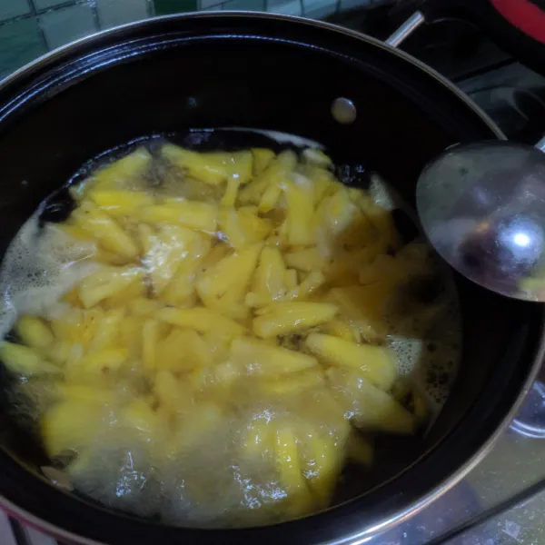 Rebus nanas dengan secukupnya air dan secukupnya gula pasir, tambahkan 2 batang kayu manis. Rebus hingga air sedikit menyusut.
